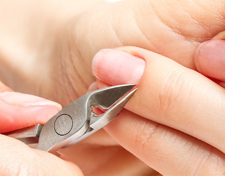 Trim the hand nail cuticle